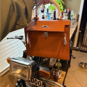 Elegant Gold Leather Handbag Kelly 25 CM